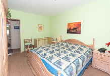 Schlafzimmer mit Doppelbett