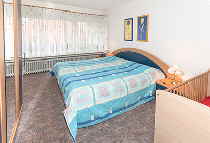 Schlafzimmer mit Doppelbett