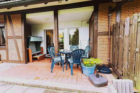 Blick in die Kche und Schrank